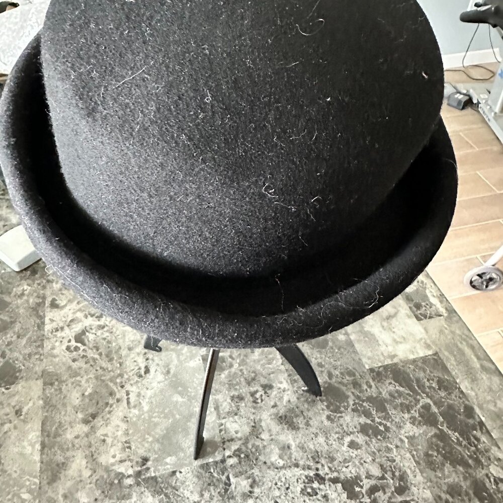 Women's black wool hat